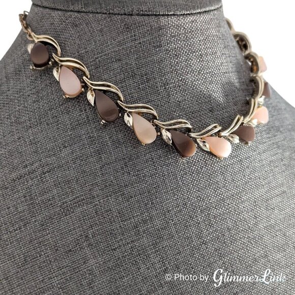 Vintage Brown & Cream Lucite Thermoset Teardrop Gold Tone Choker Necklace - Picture 2 of 9